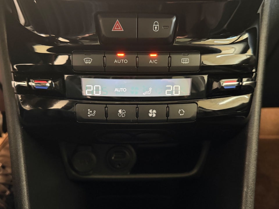 Peugeot 208 1,6 BlueHDi 100 Selection Sky 5d