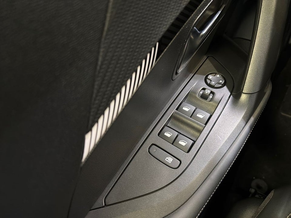 Peugeot 2008 1,2 PureTech 130 First Selection EAT8 5d