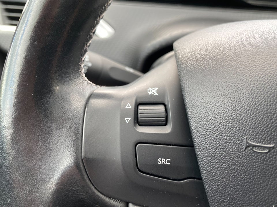Peugeot 2008 1,6 BlueHDi 100 Allure Sky 5d