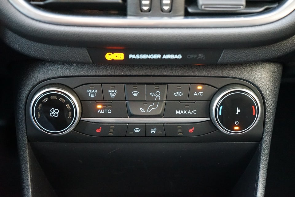 Ford Fiesta 1,0 EcoBoost mHEV Titanium Van 5d