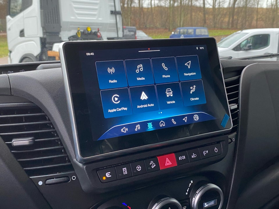 Iveco Daily 3,0 35S18 4100mm Box m/lift AG8