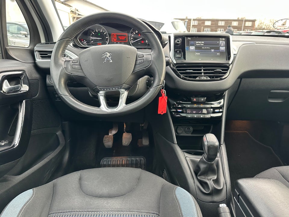 Peugeot 208 1,2 VTi Allure Sky 5d