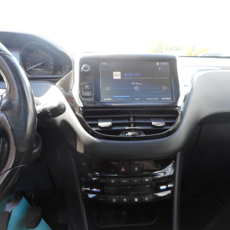 Peugeot 208 1,6 BlueHDi 100 Allure Sky 5d