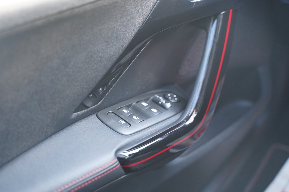 Peugeot 2008 1,6 BlueHDi 100 GT Line Sky 5d