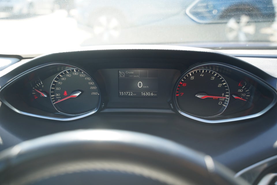 Peugeot 308 1,2 e-THP 130 Allure Sky 5d