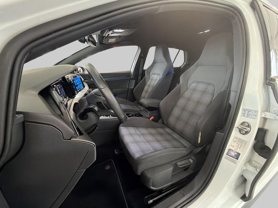 VW Golf VIII 1,4 GTE DSG 5d