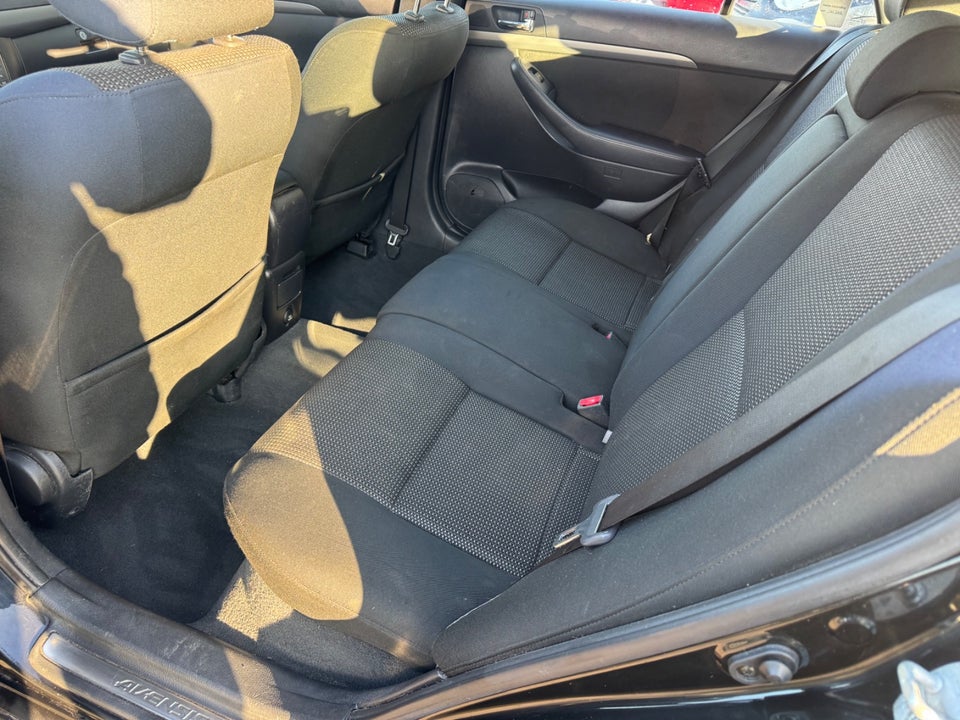 Toyota Avensis 1,8 VVT-i Terra stc. 5d