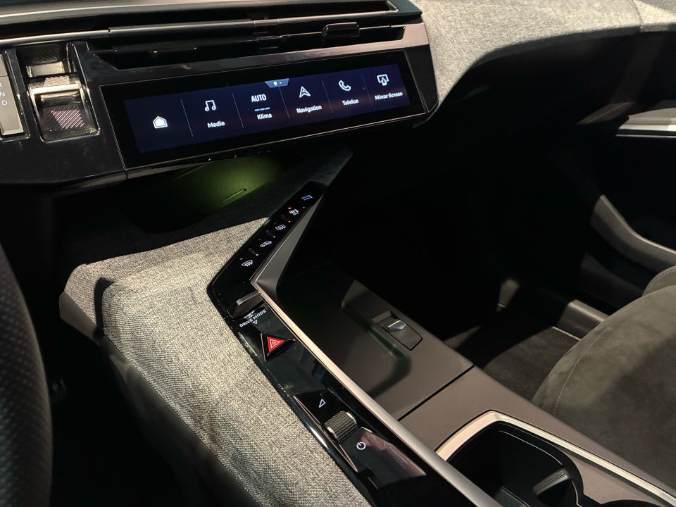Peugeot e-3008 77 GT 5d