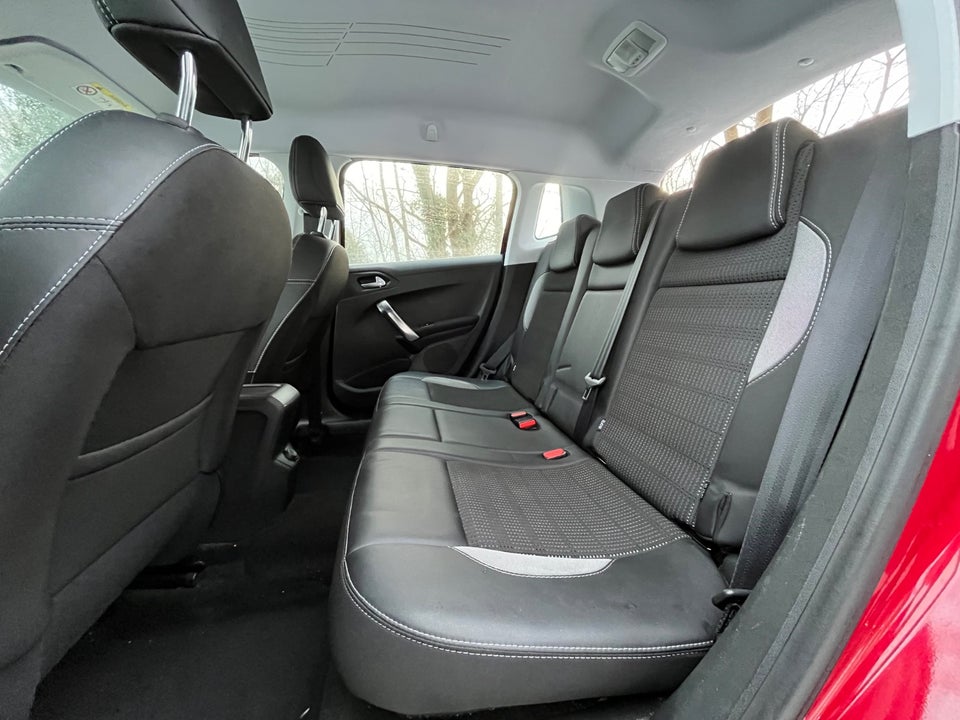 Peugeot 2008 1,2 PureTech 110 Prestige Sky 5d