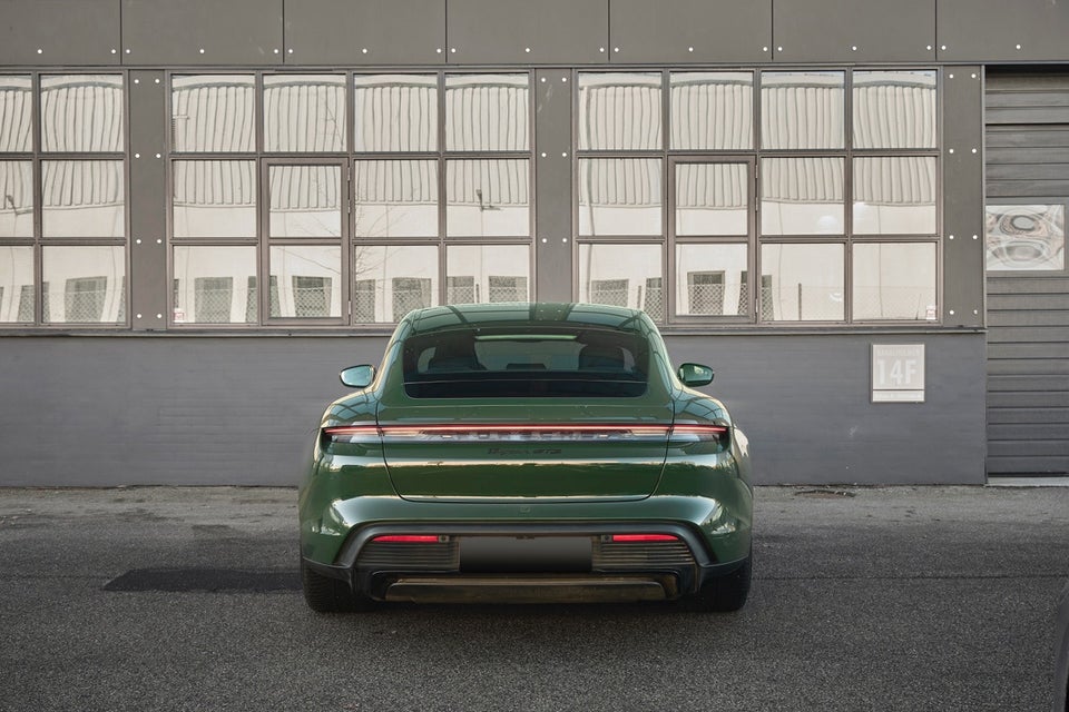 Porsche Taycan GTS Performance+  4d