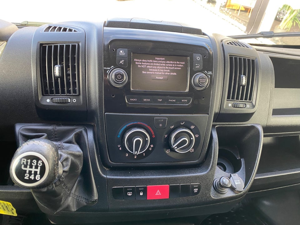 Peugeot Boxer 330 2,2 BlueHDi 140 L2H1 Premium