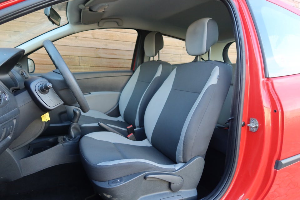 Renault Clio III 1,2 16V Authentique 3d