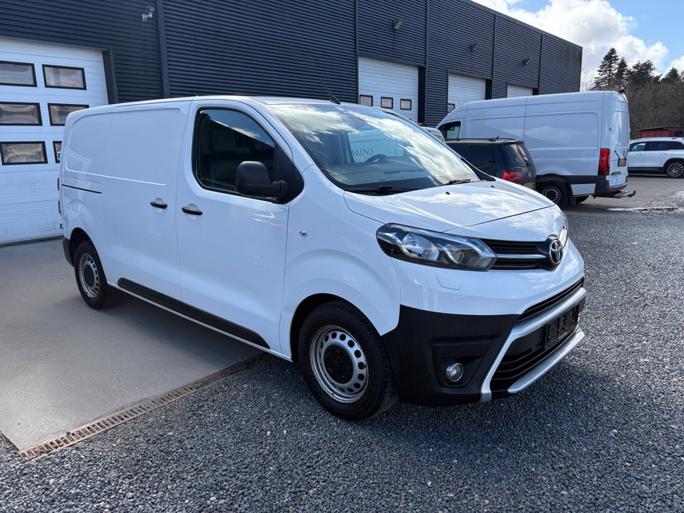 Toyota ProAce 2,0 D 120 Medium Comfort Master aut. 4d