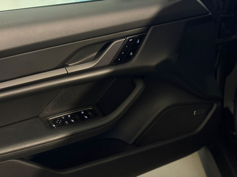Porsche Taycan 4d