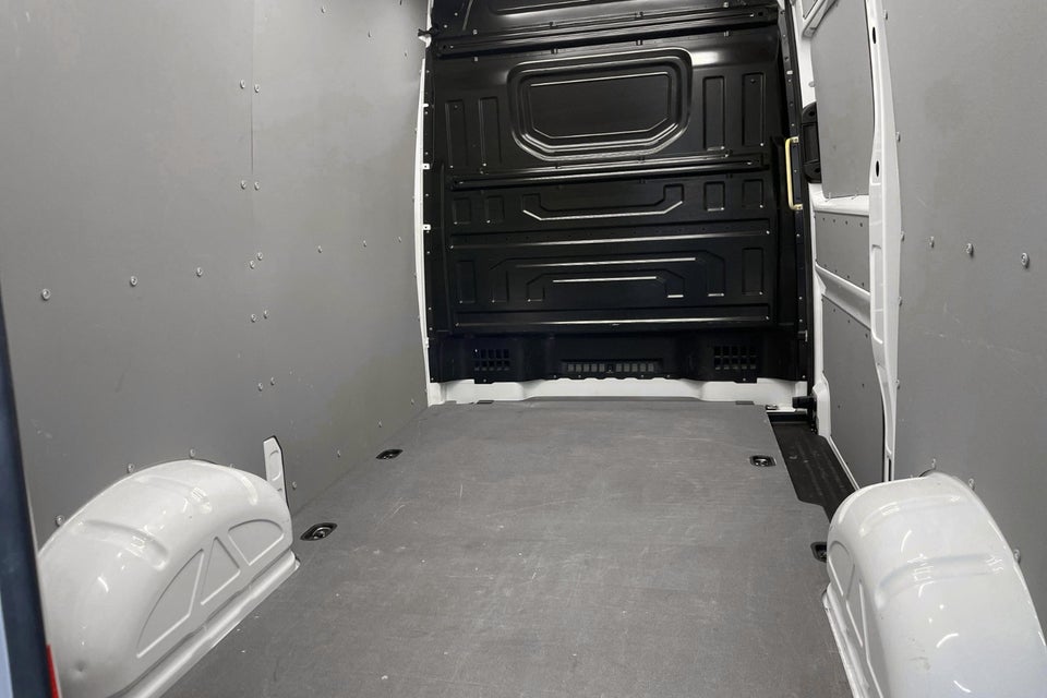 VW Crafter 35 2,0 TDi 177 Kassevogn L3H3 aut.