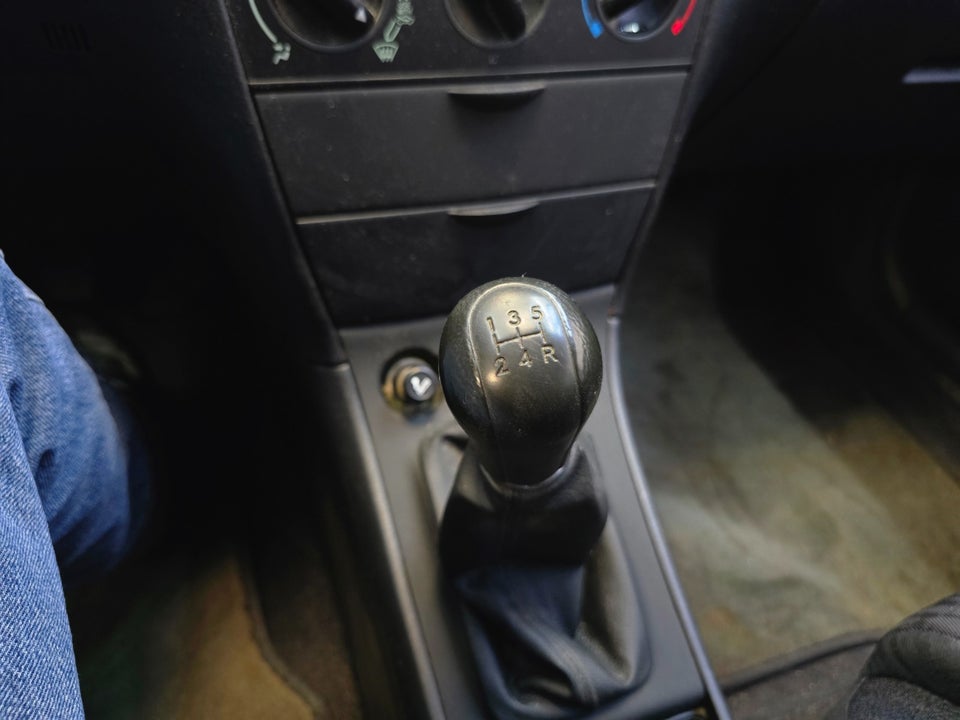 Toyota Corolla 1,6 Terra 5d