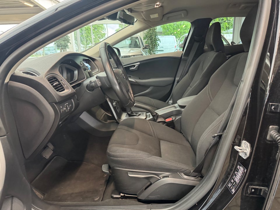 Volvo V40 CC 1,5 T3 152 Momentum aut. 5d