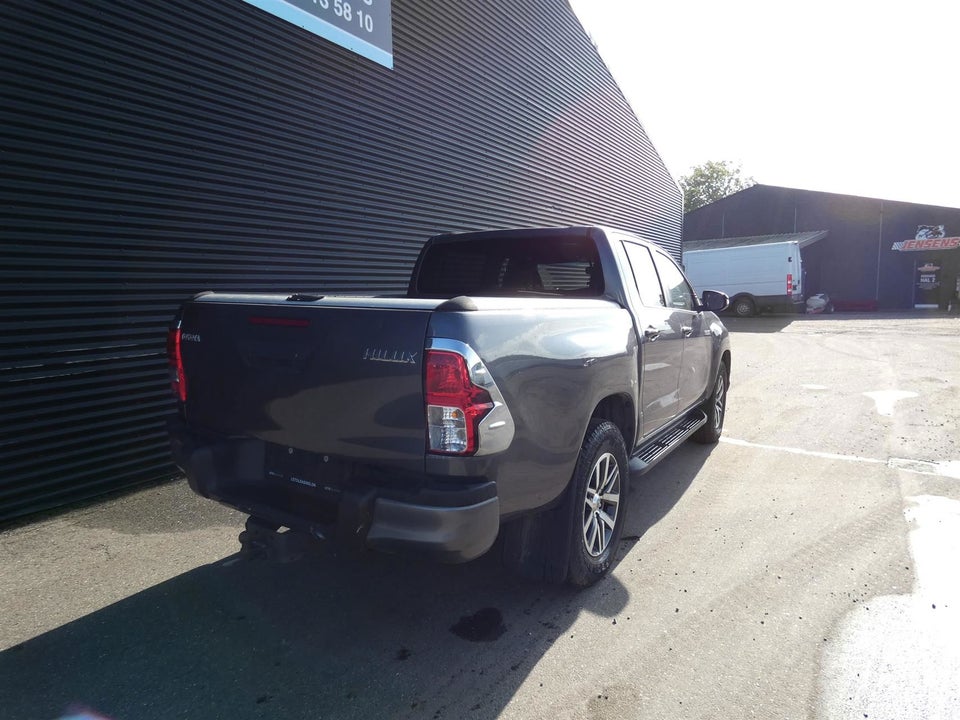 Toyota HiLux 2,4 D-4D Black Edition aut. 4x4 4d