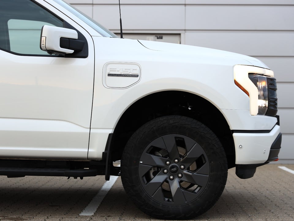 Ford F-150 Lightning Lariat Standard Range 4d