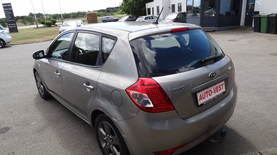 Kia Ceed 1,4 CVVT 90 Celebration 5d