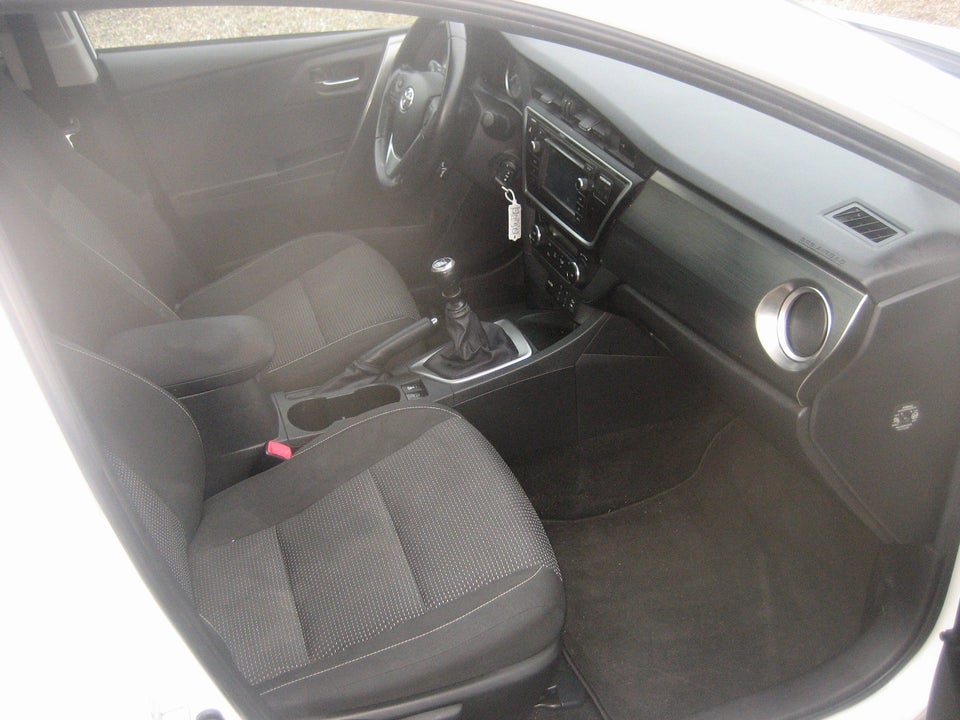 Toyota Auris 2,0 D-4D T2 Touring Sports Skyview 5d