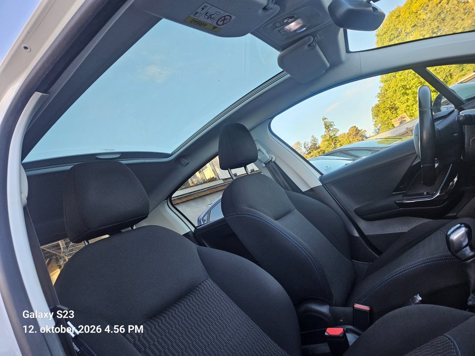 Peugeot 208 1,2 VTi 82 Signature Sky 5d