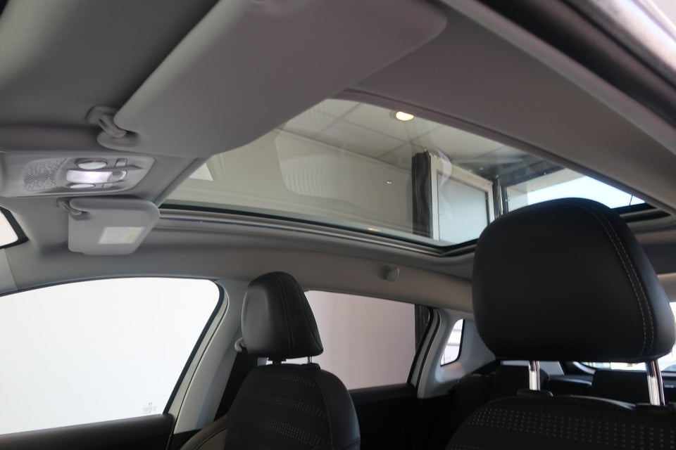 Peugeot 2008 1,6 BlueHDi 100 Selection Sky 5d