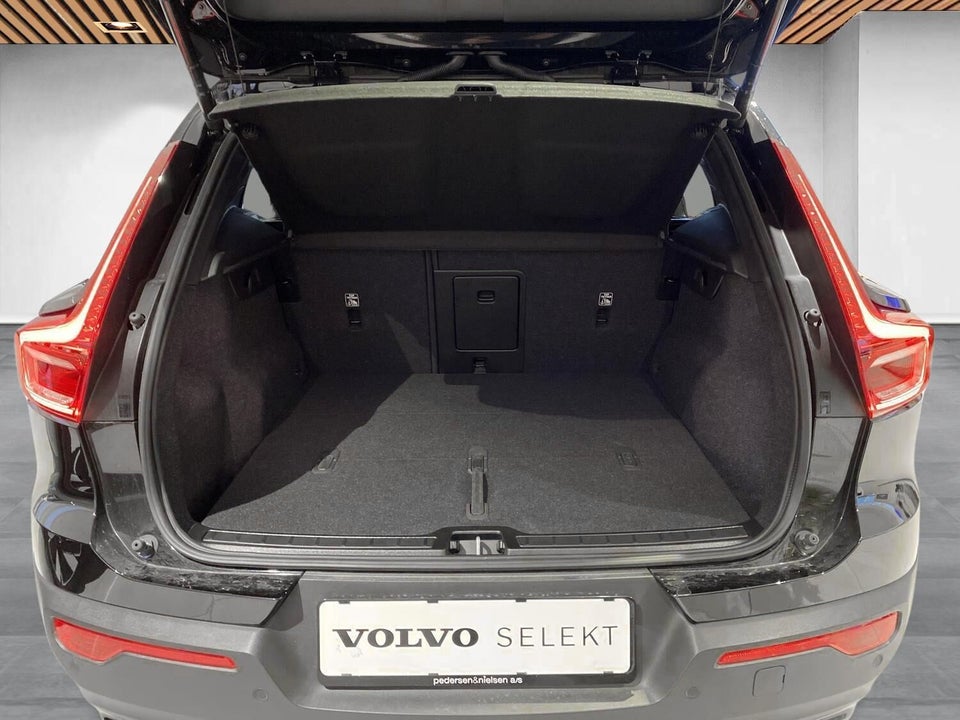 Volvo EX40 Standard Range Black Edition 5d