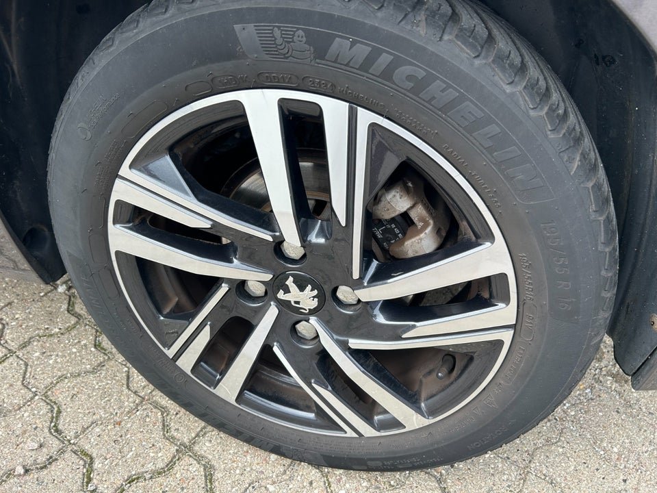 Peugeot 208 1,2 PureTech 100 Allure+ 5d