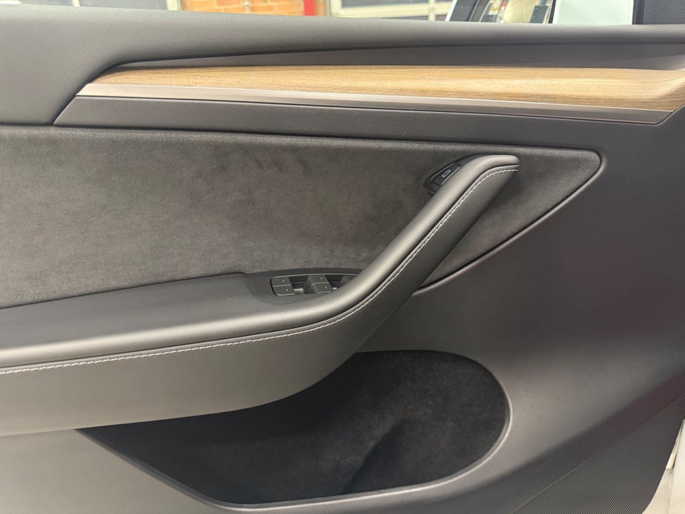 Tesla Model Y Long Range AWD 5d