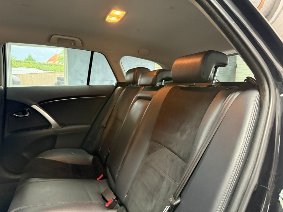 Toyota Avensis 1,8 VVT-i T2 Premium Touring Sports 5d