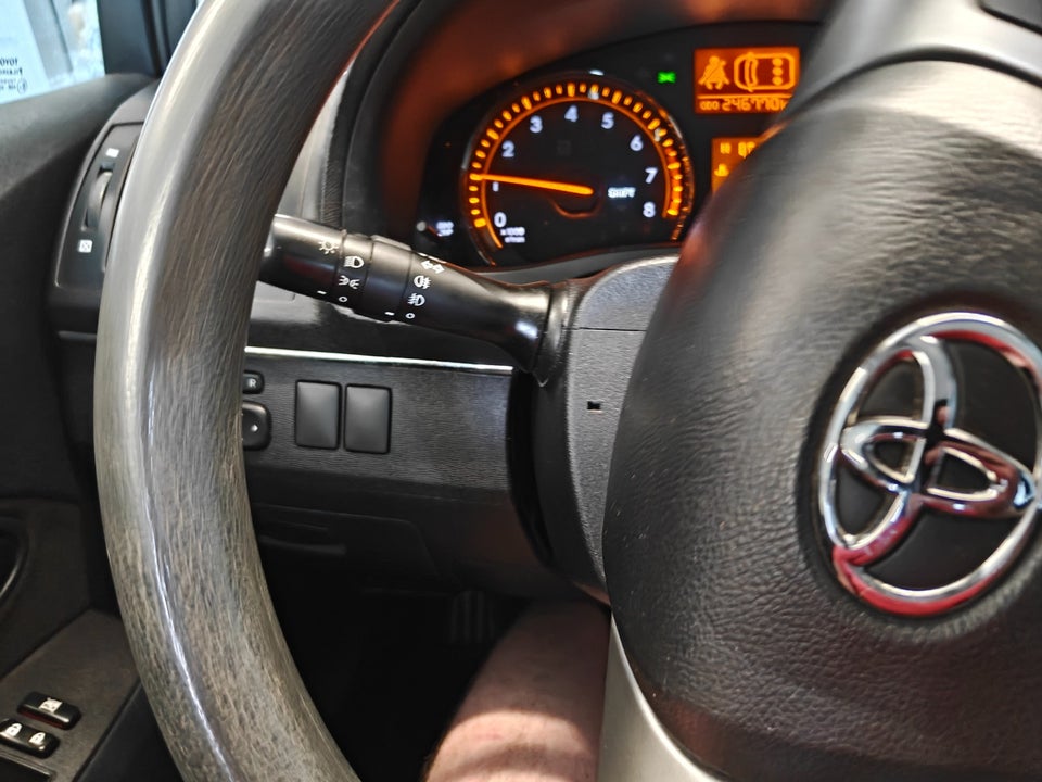 Toyota Avensis 1,6 VVT-i T1 stc. 5d