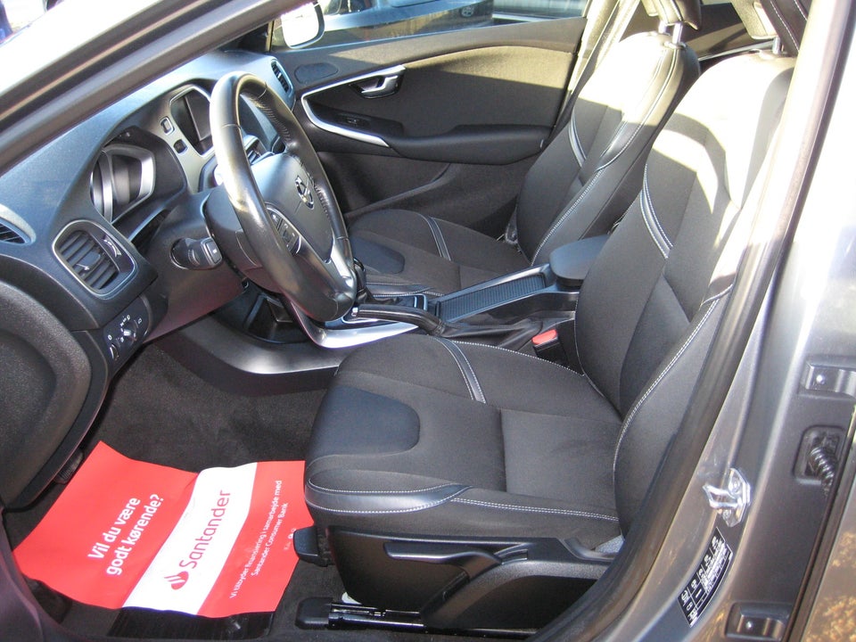 Volvo V40 2,0 D3 150 Momentum aut. 5d