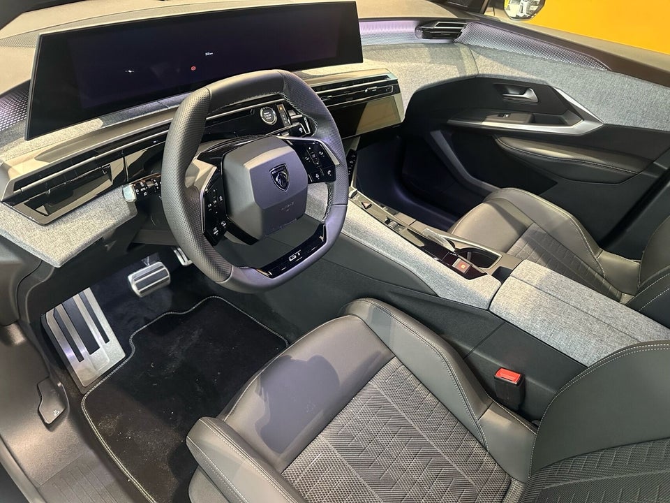 Peugeot e-3008 77 GT Pack 5d