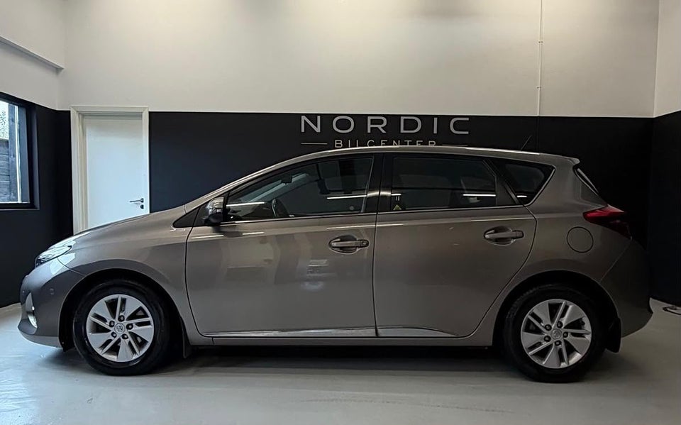 Toyota Auris 1,8 Hybrid H2+ CVT 5d