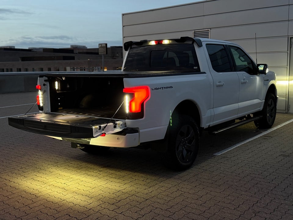 Ford F-150 Lightning Lariat Standard Range 4d