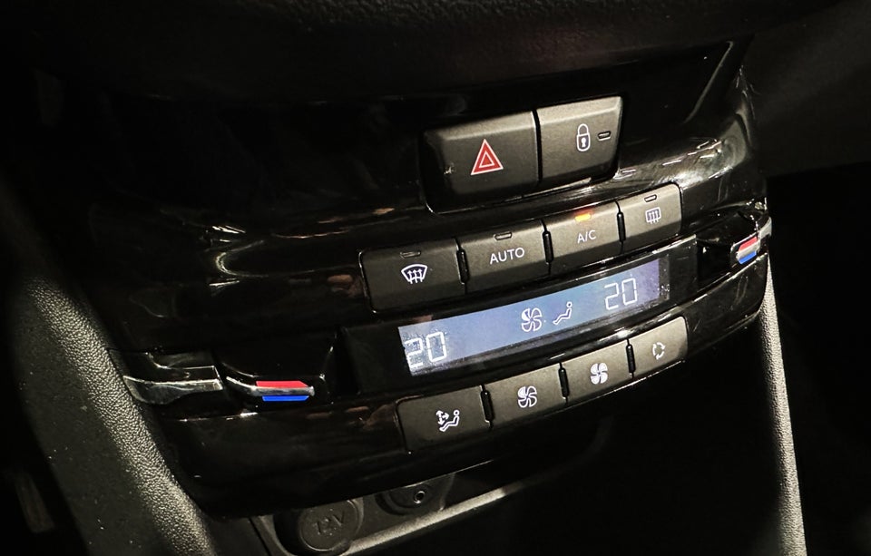 Peugeot 208 1,2 VTi Allure Sky 5d