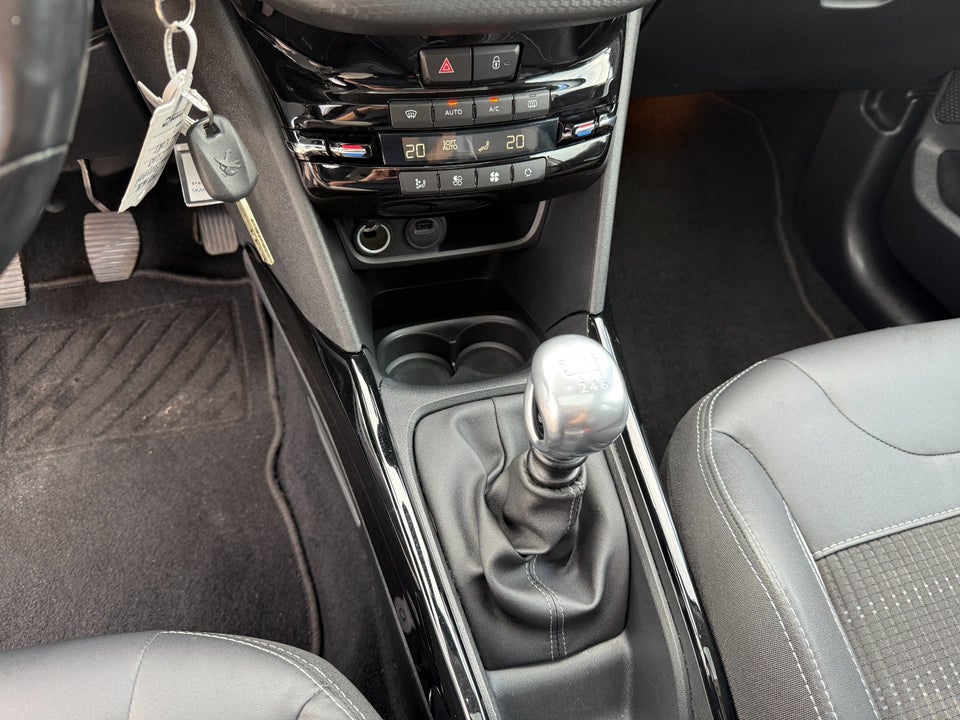 Peugeot 2008 1,2 e-THP 110 Selection Sky 5d