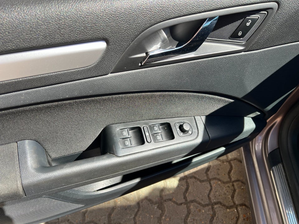Skoda Superb 2,0 TDi 140 Elegance Combi DSG 5d
