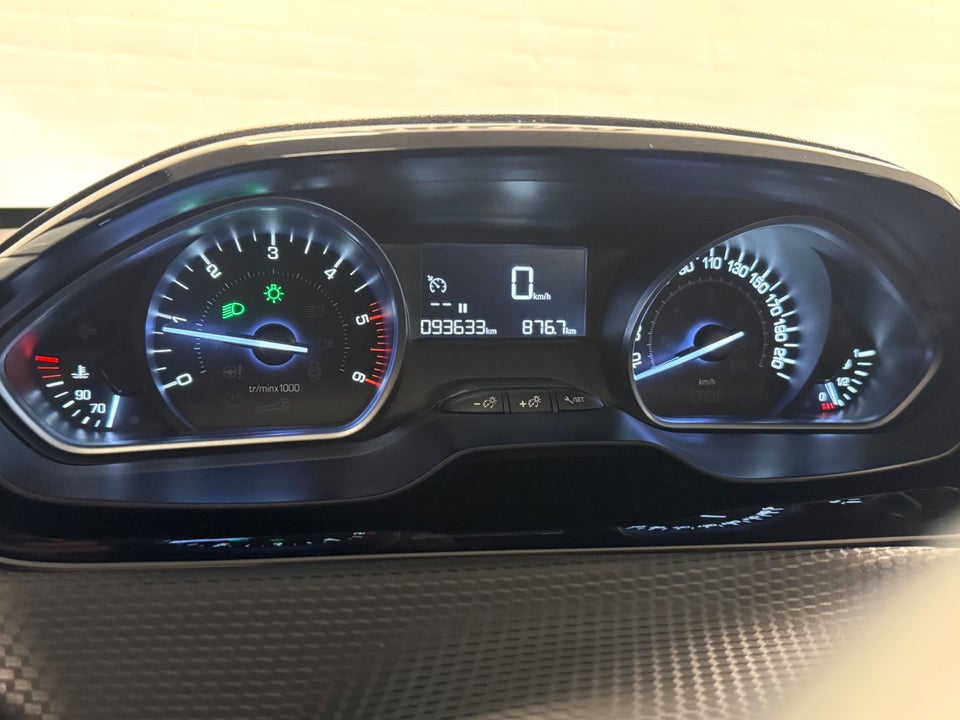 Peugeot 208 1,6 BlueHDi 100 Allure Sky 5d