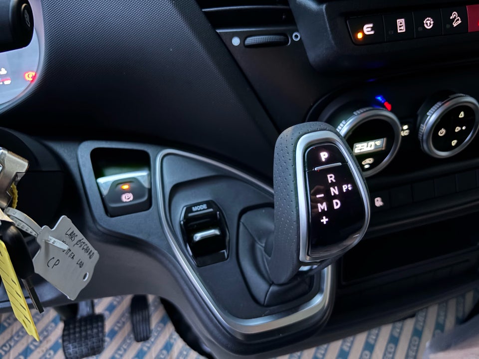 Iveco Daily 3,0 35S18 4100mm Box m/lift AG8