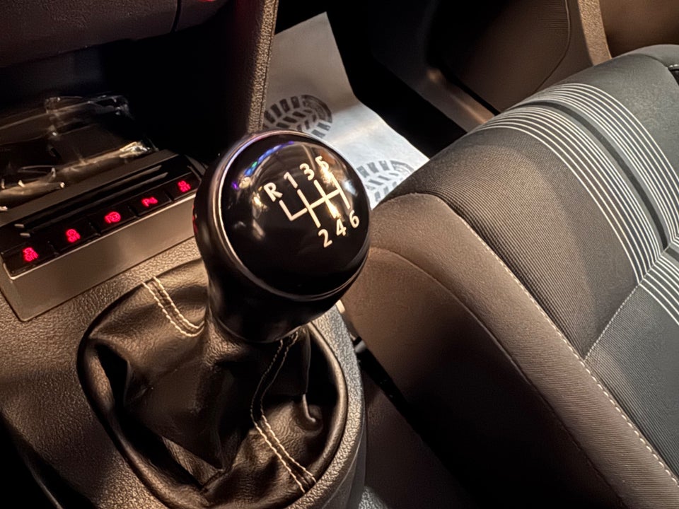 VW Touran 1,6 TDi 105 Match BMT 7prs 5d