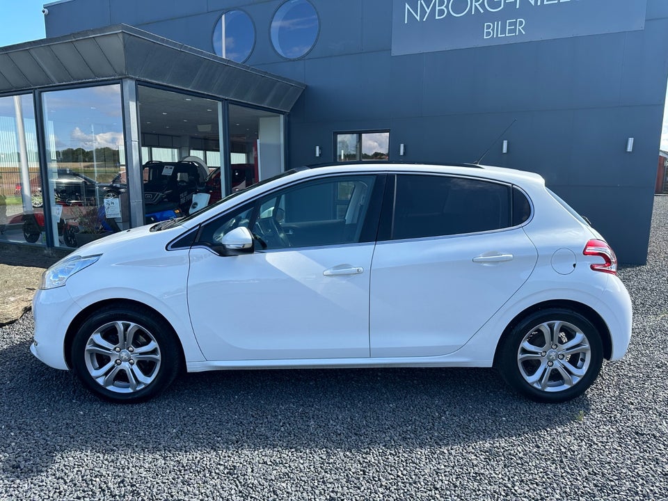 Peugeot 208 1,2 VTi Allure Sky 5d