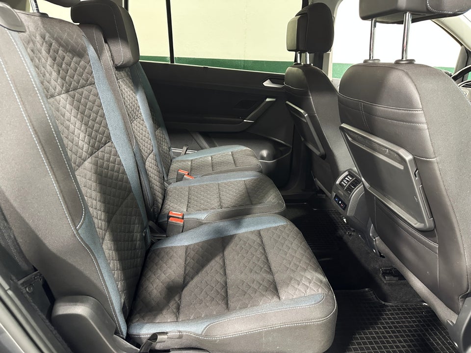 VW Touran 1,6 TDi 115 IQ.Drive DSG 7prs 5d