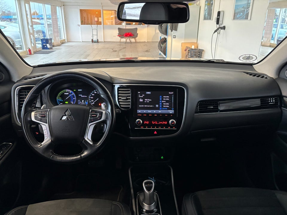 Mitsubishi Outlander 2,4 PHEV Invite CVT 4WD 5d