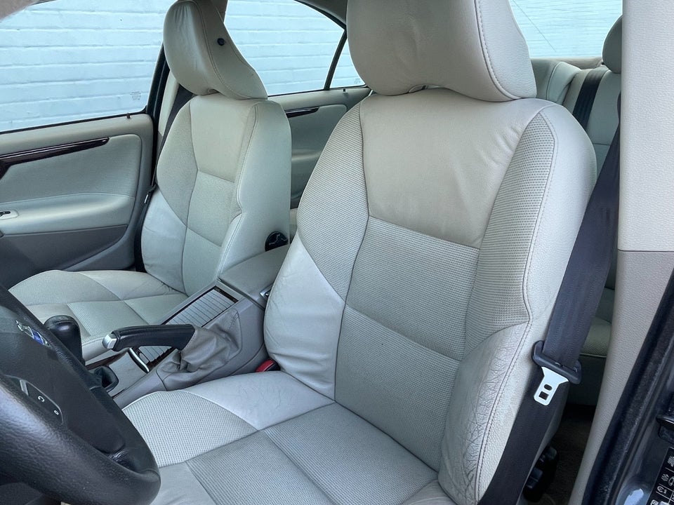 Volvo S60 2,4 140 Momentum 4d