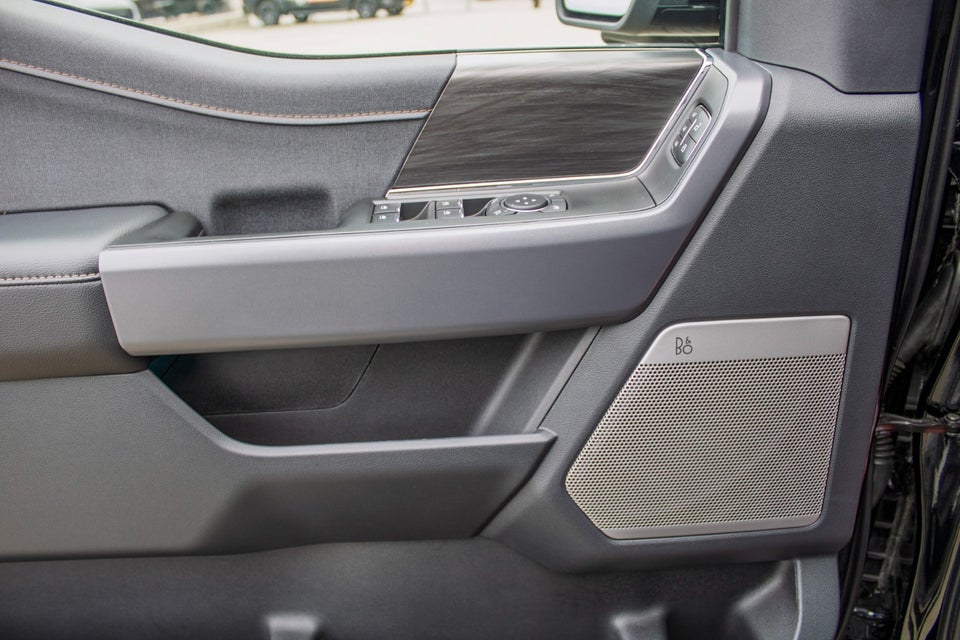 Ford F-150 131 Lightning Lariat Extended Range 4d