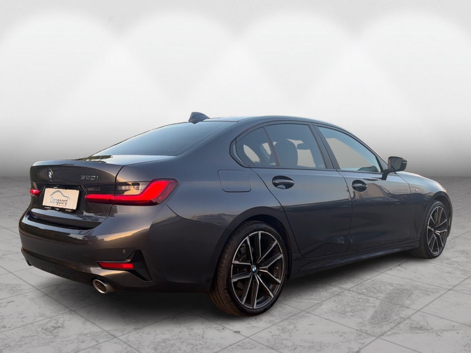 BMW 320i 2,0 Connected aut. 4d