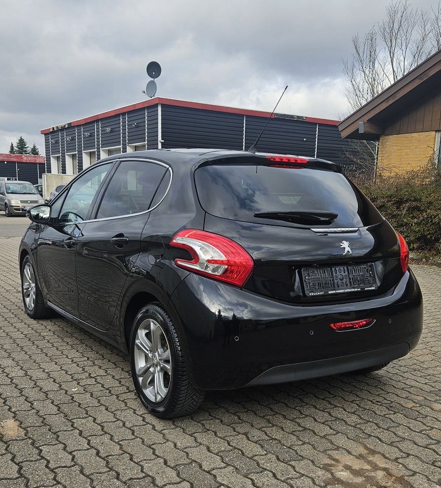 Peugeot 208 1,2 VTi Allure Sky 5d