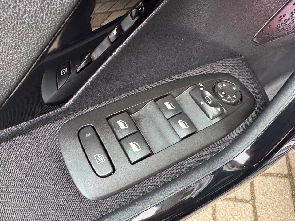 Peugeot 208 1,2 PureTech 82 Allure Sky 5d